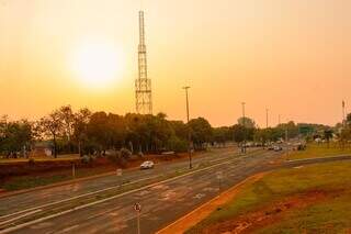 Tarde de outubro com calor intenso na Avenida Costa e Silva, na Capital, em frente à Universidade Federal de MS (Foto: Juliano Almeida)