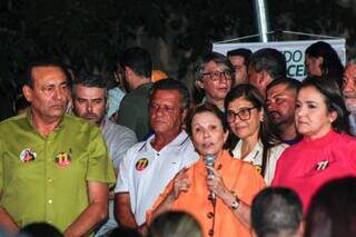 O presidente da Câmara Municipal, Carlos Augusto Borges (PSD), ao lado da senadora Tereza Cristina (PP) e da candidata à reeleição, Adriane Lopes (PP). (Foto: Juliano Almeida)