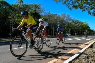 Ciclistas disputando prova no Parque dos Poderes, em Campo Grande (Foto: Bruno Rezende)