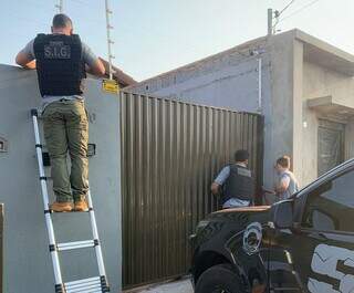 Policiais em um dos endereços onde foram cumpridos mandados, nesta quarta (Foto: Divulgação)