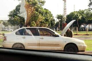 Carro quebrado na Avenida Duque de Caxias, em Campo Grande. (Foto: Henrique Kawaminami)