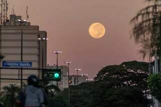 Superlua registrada no céu de Campo Grande em 2021 (Foto: Henrique Kawaminami)