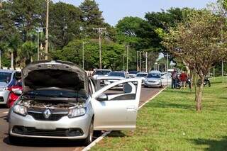 Carros parados e com portas abertas na Duque de Caxias. (Foto: Henrique Kawaminami)