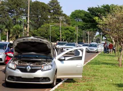 Sequência de três carros quebrados e dois acidentes levam caos para avenida