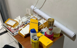 Latas de cervejas, cabos e caixas de celulares encontrados no quarto da vítima (Foto: Jornal da Nova)