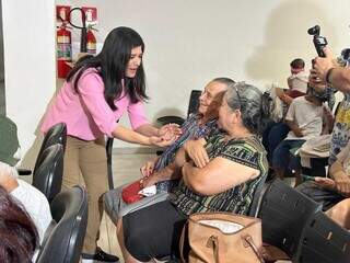 Candidata Rose Modesto (União) conversa com pacientes na fila de espera de Hospital Evangélico de Campo Grande (Foto: Marcos Maluf)