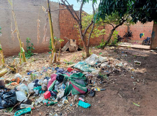 Muita sujeira foi encontrada no terreno da casa com um cômodo (Foto: reprodução / auto de prisão em flagrante)