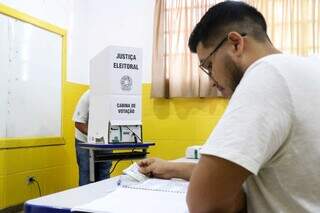 Mesário e eleitor na Escola Municipal Tomaz Ghirardelli durante eleições no dia 6 de outubro de 2024. (Foto: Henrique Kawaminami/Arquivo)