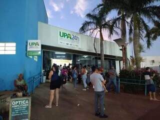 Pacientes formam fila em busca de atendimento na UPA Coronel Antonino, em Campo Grande (Foto: Paulos Francis)