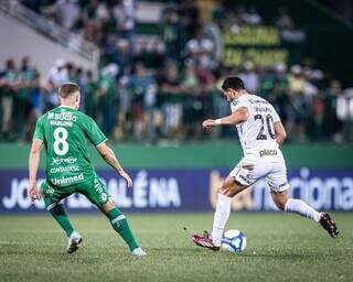 Jogadores disputam a posse da bola no gramado da Arena Condá, em Chapecó (SC). (Foto: Raul Baretta/Santos)