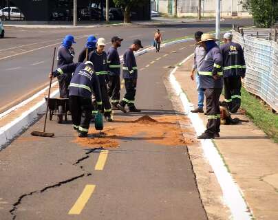 Com pista desgastada, ciclovia racha na Avenida F&aacute;bio Zahran 