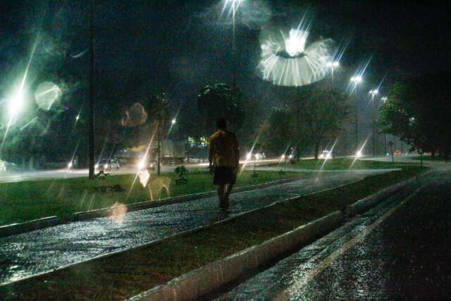 Capital volta a registrar pancadas de chuva isoladas durante a noite