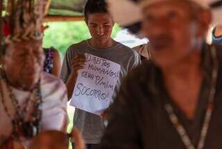 Indígenas guarani-kaiowá manifestam-se durante visita de comitiva da CIDH (Comissão Interamericana de Direitos Humanos) à TI Guyraroka. (Foto: CIDH/divulgação)