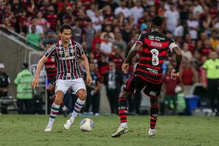 Ganso tenta escapar da marcação de Gerson no clássico do 1º turno (Foto: Marcelo Gonçalves/FFC)