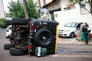 Bandeirante colidiu no Pálio e tombou, em cruzamento no Centro da Capital (Foto: Henrique Kawaminami)