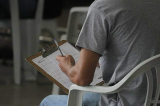 Candidato a vaga de emprego responde a formulário. (Foto: Arquivo/Marcos Maluf)