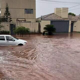 Carro fica parcialmente submerso em enxurrada na Rua do Livramento, que ocorreu em fevereiro deste ano (Foto: Direto das Ruas).