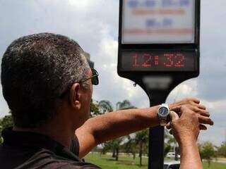 Homem acerta relógio durante horário de verão (Foto: Agência Brasil)