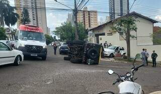 Motorista n&atilde;o respeita sinaliza&ccedil;&atilde;o, colide e tomba em cruzamento 