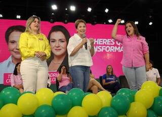 Senadora Tereza Cristina discursando ao lado da prefeita Adriane Lopes e da candidata a vice Camila Nascimento (Foto: Osmar Veiga)