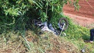 Moto de Maicon no local onde o jovem foi encontrado (Foto: Fátima News)