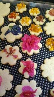 Biscoitos decorados com diversas espécies de flores (Foto: Arquivo/Chef Bruno Abreu)