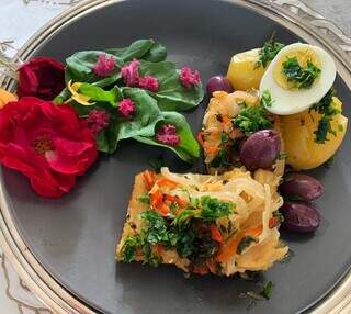 Salada decorada com flores, que dão um charme a mais para o prato (Foto: Arquivo/Chef Bruno Abreu)