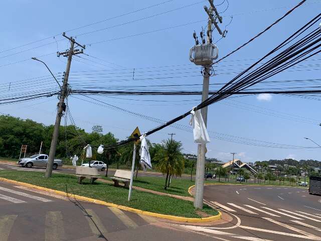 Caminh&atilde;o derruba fios e comerciantes amarram sacolinhas para evitar acidentes