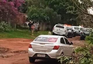 Movimentação no local onde condenado por estupro morreu em confronto com a PM (Foto: Ponta Porã News)