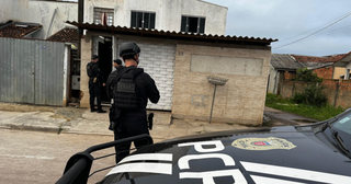 Policiais civis durante operação na manhã desta quinta-feira (Foto: divulgação / Polícia Civil do Paraná) 