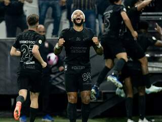 Memphis Depay comemora vitória diante do Athletico, na Neo Química Arena. (Foto: Rodrigo Coca/Corinthians)