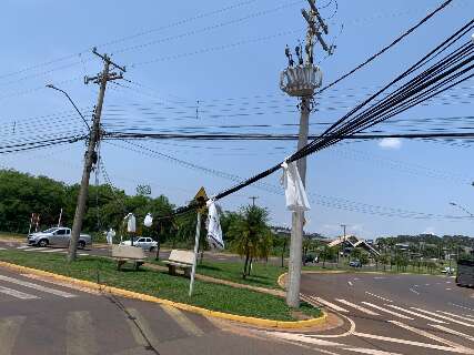 Caminhão derruba fios e comerciantes amarram sacolinhas para evitar acidentes