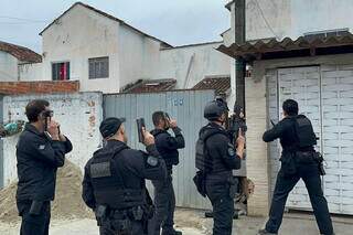 Policiais durante cumprimento de mandados. (Foto: Divulgação)