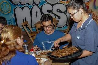 O rodízio inclui buffet e bifes são servidos na mesa (Foto: Juliano Almeida)