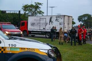 Mobilização de militares em torno do acidente, em um dos retornos da Avenida Duque de Caxias (Foto: Enryck Sena) 