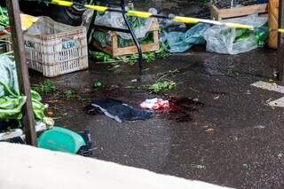 Marca de sangue ao lado de barraca de verduras, na feira da Rua Barueri. (Foto: Juliano Almeida)