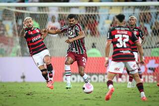 Jogadores disputam a posse da bola no gramado do Maracanã. (Foto: Marcelo Gonçalves/Fluminense)