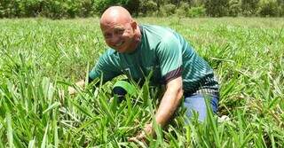 Heder Simões da Silva, do Sítio Cantinho do Céu, produtor de Jatei (MS), participou voluntariamente da pesquisa do Sistema Diamantino. (Foto: Divulgação/Embrapa)