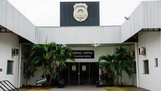 Fachada da Depac Cepol onde o caso foi registrado (Foto: Arquivo Campo Grande News)