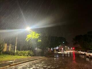 Chuva leve na região central de Dourados. (Foto: Helio de Freitas)