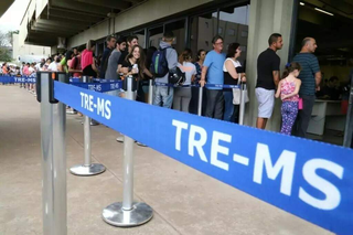 Eleitores na Central de Atendimento resolvendo pendências com a Justiça Eleitoral. (Foto: Arquivo/Campo Grande News)