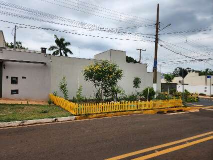 Moradora ocupa calçada com jardim e multa pode chegar a R$ 3 mil