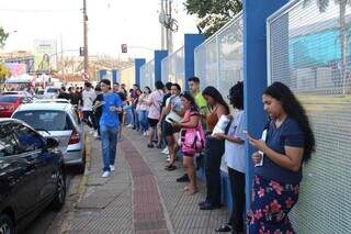 Candidatos aguardavam para dia de prova do Enem em Campo Grande (Foto: Paulo Francis/Arquivo)