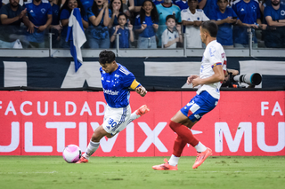 Jogadores disputam a posse da bola no gramado do Mineirão. (Foto: Gustavo Alexo/Cruzeiro)