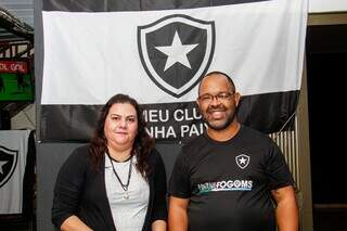 Camila e Leonardo em frente a bandeira do Fogão (Foto: Juliano Almeida) 