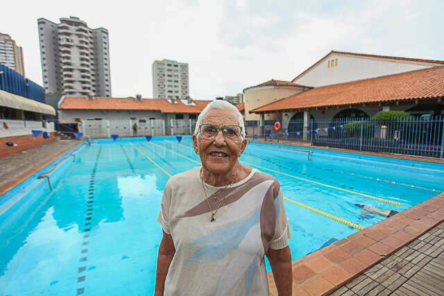 Exemplo da nata&ccedil;&atilde;o, Terezinha &lsquo;mergulha&rsquo; todos os dias aos 87 anos