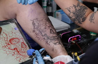 Arte sendo produzida durante edição anterior do Tattoo Fest, em Campo Grande. (Foto: Arquivo/Campo Grande News)