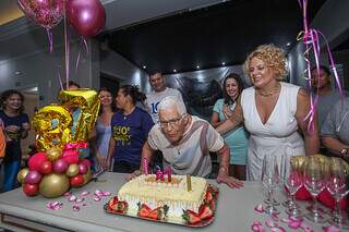 Os 87 anos foram celebrados ao lado da piscina. (Foto: Paulo Francis)