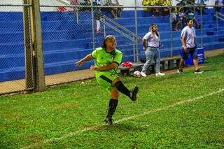 Jogadora aquece antes de entrar em campo, pelo 1º torneio de futebol indígena feminino do Estado. (Foto: Juliano Almeida)