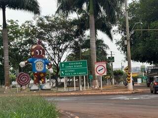 Asfalto com água da chuva de mais cedo em Maracaju (Foto: Hosana de Lourdes)